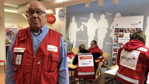 Heikki Sederholm leder kontoret för samtalsstöd och krishjälp i Kuopio. Röda korsets lokalordförande Heikki Sederholm bland hjälparbetare på kontoret.