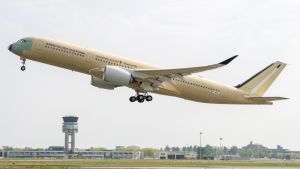 Nuförtiden flyger skammen också i luften, går inte enbart på torra land Airbusin A350-900 ULR -lentokone on juuri noussut kentältä koelennolle.