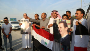 Invånare i den strategiskt viktiga staden Manbij, välkomnade syriska regeringsstyrkor som anlände till staden på onsdag   