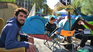Roger Oncins är en av studenterna som har protesterat i en dryg vecka. Roger Oncins i ett tältläger framför universitetet i Barcelona