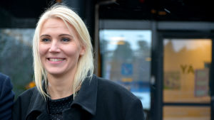 Marina Kinnunen säger att de inom Vasa sjukvårdsdistrikt anser att centraliseringsförordningen går emot jourförordningen. Porträtt av Marina Kinnunen.