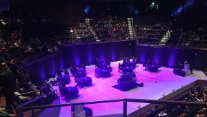 Scenen i Musikhuset i Helsingfors inför Conversations with Nick Cave år 2019. Scenen i Musikhuset i Helsingfors inför Nick Caves uppträdande
