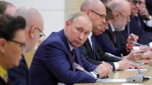 Rysslands president Vladimir Putin tillsammans med den nybildade arbetsgrupp som har som uppdrag att reformera den ryska grundlagen. Rysslands president tillsammans med den arbetsgrupp som har som uppdrga att reformera grundlagen.