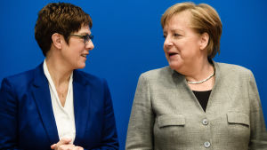 Angela Merkel försökte bädda för kronprinsessan Annegret Kramp-Karrenbauer, men det misslyckades. Annegret Kramp-Karrenbauer ja liittokansleri Angela Merkel Berliinissä CDU:n päämajassa maanantaina,
