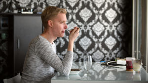 Mikael Hagelstam har bott de fyra senaste åren i Estland, med undantag för några avstickare till Finland. Mikael Hagelstam äter lunch hemma i Tallinn.