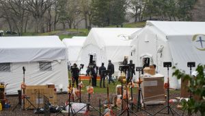 Ett tillfälligt fältsjukhus har upprättats i Central Park mitt i New York, för att ta hand om coronapatienter. Ett tillfälligt fältsjukhus har upprättats i Central park mitt i New York, för att ta hand om coronapatienter.