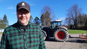 Sebastian Sohlberg vill ha uppehåll med lagom värme, då kommer han bra i gång med vårsådden på Malmgård i Sjundeå. Sebastian Sohlberg.