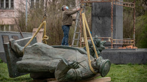 Prags lokalpolitiker beslöt att montera ner en staty föreställande den sovjetiska marskalken Ivan Konev. Ryssland ser Konev som en krigshjälte och har åtalat Tjeckien för nedmonteringen av statyn. I Tjeckien ser många Konev som en av hjärnorna bakom krossandet av Pragvåren 1968. En staty föreställande den sovjetiske marskalken Ivan Konev monteras ner i Prag i april 2020.