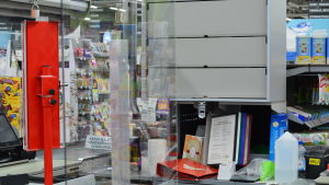 Många butiker har satt upp en vägg av plexiglas där kunderna packar sina varor. Plexiglas i butikskassa