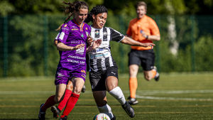 Gabriela Pelogi och TPS kunde inte rubba Åland United. Gabriela Pelogi i en närkamp.