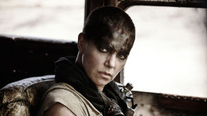 Vill du leva gör du bäst i att följa Furiosa (Charlize Theron) i filmen Mad Max:Fuy Road. Närbild på Furiosa (Charlize Theron) då hon vänder på huvudet och med allvarligt ansikte ser in i kameran.