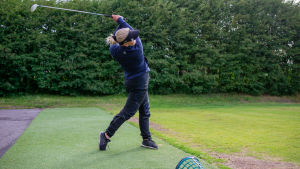 Liv Lemström tränar så gott som varje dag vid Pickala golfbana. En golfspelare har just slagit iväg bollen.