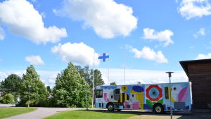 Bokbussen testkördes på måndag (6.7) och gör sin första tur fylld med böcker på onsdag (8.7) Borgå stads nya biblioteksbuss 06.07.2020
