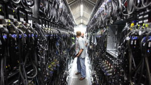 Ett av Microsofts datacenter ser ut så här. Det har en kapacitet på 5 petabyte eller ungefär 5 miljoner gigabyte. Ett av Microsofts datacenter som drar söktjänsten Bing. Centret på bilden ligger i en container och har en kapacitet på 5 petabyte eller ungefär 5 miljoner gigabyte.