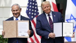 Israels premiärminister Benjamin Netanyahu och Donald Trump är goda vänner Benjamin Netanyahu och Donald Trump ler framför kamerorna med undertecknade avtal i händerna.