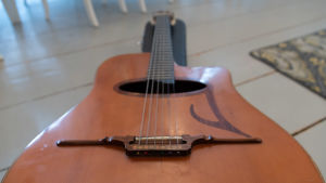 Gitarren har Tove Ljungqvist ärvt av sin pappa. Musikern Tove Ljungqvists gitarr