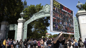 Universitetscampuset i Berkeley i Kalifornien har länge ansetts vara ett starkt fäste för vänsteråsikter. Här demonstrerade studenter mot polisvåld och till stöd för Black Lives Matter-rörelsen 2015. Demonstranter står utanför en ingång till universitetsområdet i Berkeley och håller upp ett plakat med tiotals svarta ansikten och texten "Stoppa mord utförda av polisen".