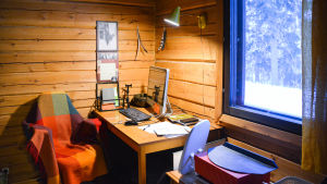 Största delen av sin tid spenderar Korvenmaa i arbetsrummet, med jobb och studier. Ett arbetsrum.