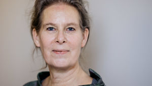 Det är ännu omöjligt att veta när vardagen återgår till det normala, främst då vi inte vet hur stor del av befolkningen som behöver vaccineras för att vi ska kunna uppnå flockimmunitet, säger Hanna Nohynek som är överläkare på Institutet för hälsa och välfärd. THL:n ylilääkäri Hanna Nohynek.