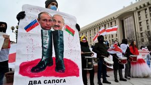 Belarusier i Ukraina samlades 7.2.2021 i Kiev för att demonstrera under en internationell solidaritetsdag för Belarus. Här med plakat som föreställer den ryska presidenten Putin och den belarusiska presidenten Lukasjenko Belarusier i Ukraina samlades 7.2.2021 i Kiev för att demonstrera under en internationell solidaritetsdag för Belarus.