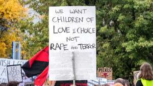 Demonstranter protestrar mot strängare abortlagstiftning i Polen. Warszawa 3.10.2016. Demonstranter protestrar mot strängare abortlagstiftning i Polen. Warszawa 3.10.2016.