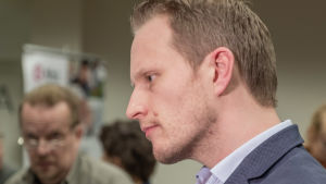 Jussi Sane säger att finländare inte behöver oroa sig. Expert Jussi Sane intervjuas. I bakgrunden syns också en annan man.