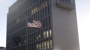 Den amerikanska ambassaden i Kuba får hädanefter ännu mer uppgifter då kubaner måste ansöka om visum om de vill till USA Den nyöppnade amerikanska ambassaden i Kuba får hädanefter ännu mer uppgifter då kubaner måste ansöka om visum om de vill till USA