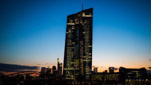 Europeiska centralbanken är i en svår sits, ska styrräntan höjas nästa år? ECB-tornet i Frankfurt den 5 maj 2015.