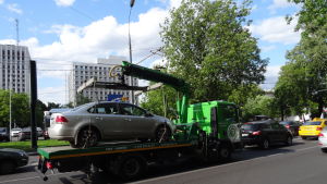 Felparkering straffar sig En felparkerad bil transporteras bort i Moskva