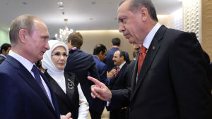 Relationen mellan Ryssland och Turkiet och presidenterna Putin och Erdoğan anses ha varit god trots flera eldfängda frågor där ländernas intressen går isär. Den blir nu omöjlig att upprätthålla, tror Toni Alaranta. Turkiets president deltog i invigningen av moské i Moskva
