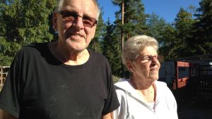 Rolf och Solveig Andersson är nyinflyttade och behöver hjälp. Rolf och Solveig anställer några romer för ett en dags jobb: att flytta ved och riva vedtak.