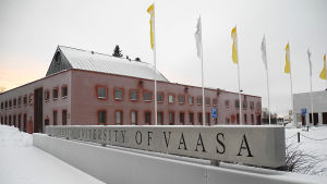 Vasa universitet. En nyckelspelare eftersom utbildningen är en nyckelfråga när det gäller att säkra tillgången på kunnig arbetskraft. Universitetsbyggnad på Brändö i Vasa.