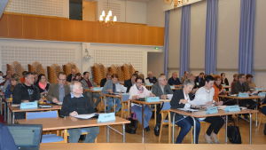 Raseborgsfullmäktige väntade ivrigt på besked om Simola. De hade möte samtidigt som Salo. Ledamöter som sitter i bänkar.