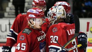 21-åriga Kevin Lankinen är solklar etta i HIFK för tillfället. Kevin Lankinen gratuleras för segern av lagkamrater, våren 2017.