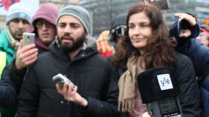 Pressinfo vid flyktindemon i Helsingfors våren 2017 reportrar och demonstranter på Järnvägstorgets asyldemo i Hfrs