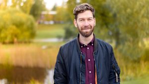 Man får gärna komma och prata med mig, säger Strömsös programledare Jonas Sundström som är på plats tillsammans med Camilla och Jim i Sociala medier-tältet kl.10-16. Jonas Sundström framför ett höstlandskap