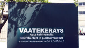 Insamling av kläder är vad UFF är mest känt för i Finland En klädinsamlingsinlåda som tillhör UFF.