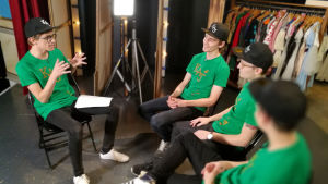 Bara Jakob tar tag i sin attityd gentemot finskan kanske det blir en Hupparipäivä 2.0. Christoffer Strandberg sitter mitt emot Kevin Holmström, Axel Åhman och Jakob Norrgård. Alla är iklädda gröna t-skjortor och svarta kepsar. Christoffer håller på att ställa en fråga. De sitter på en scen och i bakgrunden syns rekvisita och kläder.