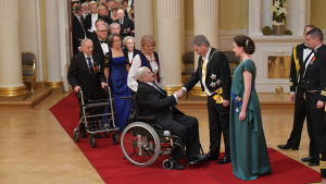 Idag är veteranerna hedergäster. (Från Slottsbalen 2017) Kringsveteranerna skakar hand med presidentparet.