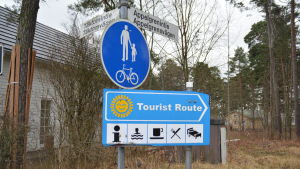 Många turister som kommer till Hangö väljer att åka längs Appelgrensvägen. Vägskyltar i korsning i Hangö