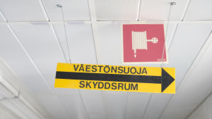 I Finland prioriteras skyddsrum fortfarande, medan de i Sverige behöver rustas upp. Skyltning till skyddsrum.