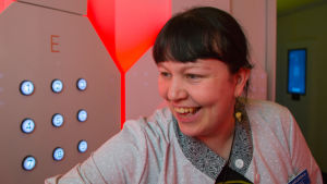 Gamla jobb försvinner, men det kommer nya till, säger Elina Häivälä. Elinä Häivälä pelaamassa nopeuspeliä Tiedekekus Heurekassa.