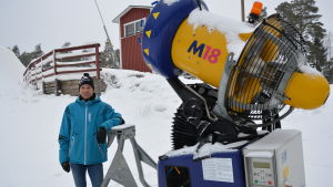 Niklas Westerlund bredvid en av de två snökanonerna. Niklas Westerlund bredvid en av snökanonerna vid Finby skidstadion