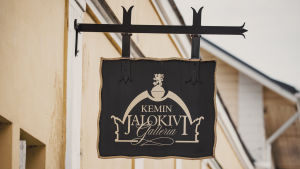Galleria sijaitsee vuonna 1912 rakennetun tullirakennuksen tiloissa. Jalokivigallerian musta kyltti kiinni keltaisessa seinässä.
