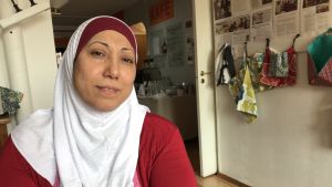 Fatma Elzein jobbar i lunchrestaurangen. Hon säger att hon gör mat hela dagen, först på jobbet och sedan hemma, och det trivs hon med. Porträtt på Fatma Elzein.
