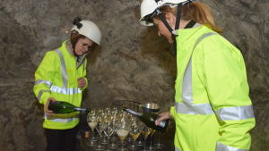 Marknadskoordinator Jaana Virkki och marknadsföringschef Sonja Vartio från importbolaget Interbrands Wines & Spirits träffade Cyril Brun över ett glas champagne för ett år sedan och nu träffades de i gruvan i Lojo. Jaana Virkki och Sonja Vartio häller upp champagne i Tytyri gruva i Lojo.