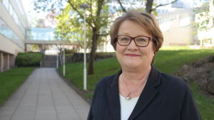 Effektiv språkinlärning kräver att eleverna kan se en klar koppling mellan vardagen, språken och internationaliseringen, säger vicerektorn Riitta Pyykkö vid Åbo Universitet. Vicerektor Riitta Pyykkö utanför Turun Yliopisto