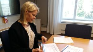 Högkonjunkturen bidrar till att vi nu rekryterar invandrare aktivare än tidigare. Det behövs arbetskraft, säger Anna Bruun, konsultativ tjänsteman vid Arbets- och näringsministeriet. Anna Bruun är konsultativ tjänsteman vid Arbets- och näringsministeriet.