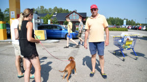 Robert Lagus handlar i Ingå och ibland i Barösund. människor och en hund vid en bensinstatione