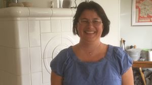 Det var en chock för Mikaela Sallmén då de direkta linjerna till Finno skola försvann. Mikaela Sallmén i sitt hem